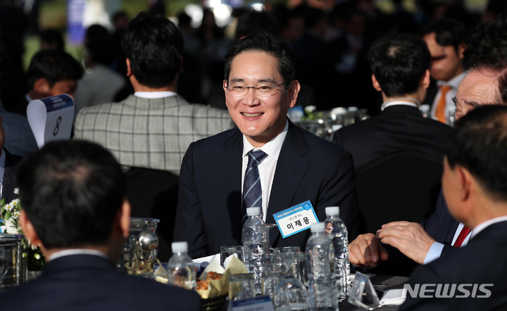 [서울=뉴시스] 홍효식 기자 = 이재용 삼성전자 회장이 23일 서울 용산 대통령실 청사 앞 잔디마당에서 열린 2023 대한민국 중소기업인대회에서 참석자들과 대화하고 있다. 2023.05.23. yesphoto@newsis.com