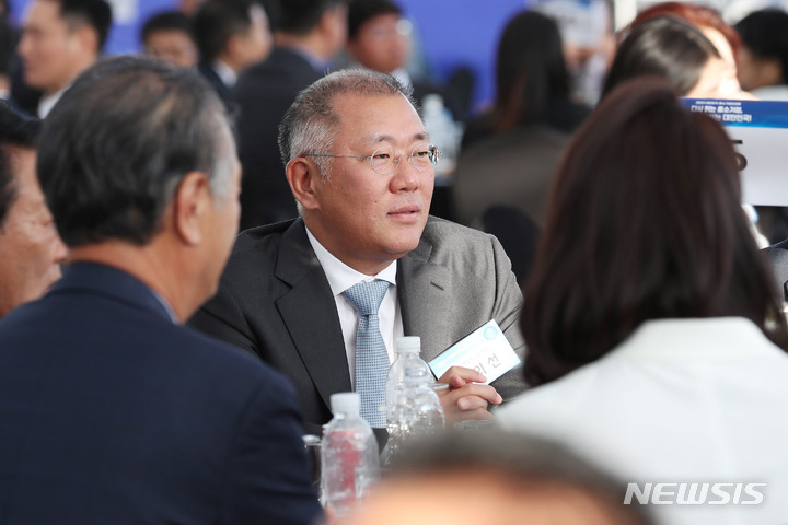 [서울=뉴시스] 홍효식 기자 = 정의선 현대자동차그룹 회장이 23일 서울 용산 대통령실 청사 앞 잔디마당에서 열린 2023 대한민국 중소기업인대회에 참석해 있다. 2023.05.23. yesphoto@newsis.com