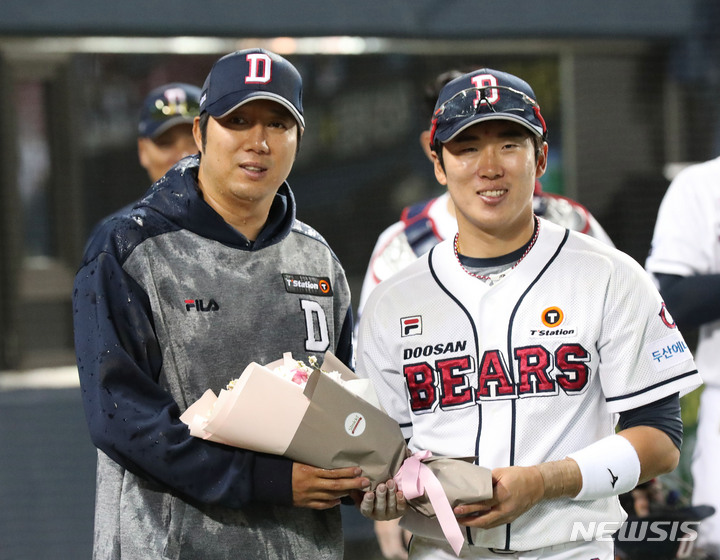 [서울=뉴시스] 조수정 기자 = 23일 서울 송파구 잠실야구장에서 열린 2023 KBO 리그 삼성 라이온즈 대 두산 베어스 경기, 7:5로 두산이 승리하며 통산 130승을 달성한 두산 선발투수 장원준이 허경민과 기념촬영 하고 있다. 2023.05.23. chocrystal@newsis.com