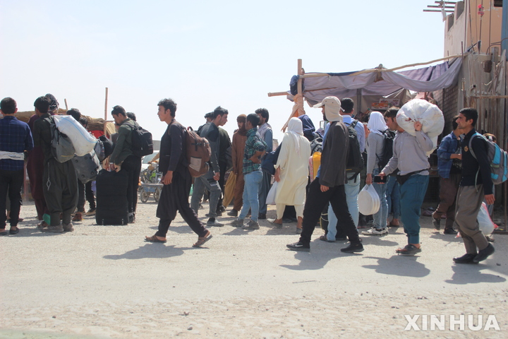 [님로즈( 이란)= 신화/뉴시스] 아프가니스탄 국적으로 이란의 국경지대 님로즈에 살고 있다가 5월 23일 아프간으로 돌아오는 피난민들. 두 나라의 국경지대 분쟁과 간헐적 교전으로 지금까지 2400명의 님로즈 주민들이 귀국했다고 아프간의 탈레반 정부가 22일 발표했다.&nbsp; 2023.05.28