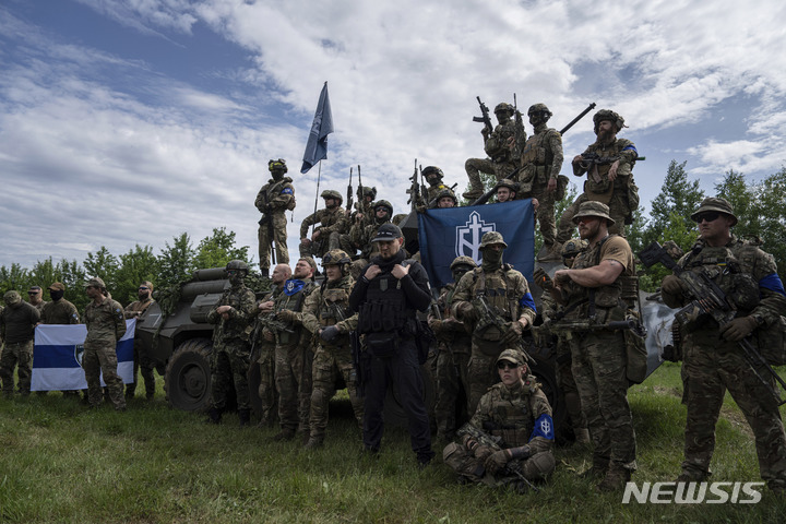 [수미=AP/뉴시스] 러시아의용대(Russian Volunteer Corps) 병사들이 24일(현지시각) 우크라이나 동북부 수미주 러시아와의 국경 부근에서 기자회견 준비를 하고 있다. 러시아는 러시아 서부 벨고로드 지역에서 지난 24시간 동안 70여 명을 사살했으며 이번 공격의 배후로 '러시아자유군단'(FRL)과 '러시아의용대'(RVC) 등 2개의 민병대를 지목했다. 2023.05.25.