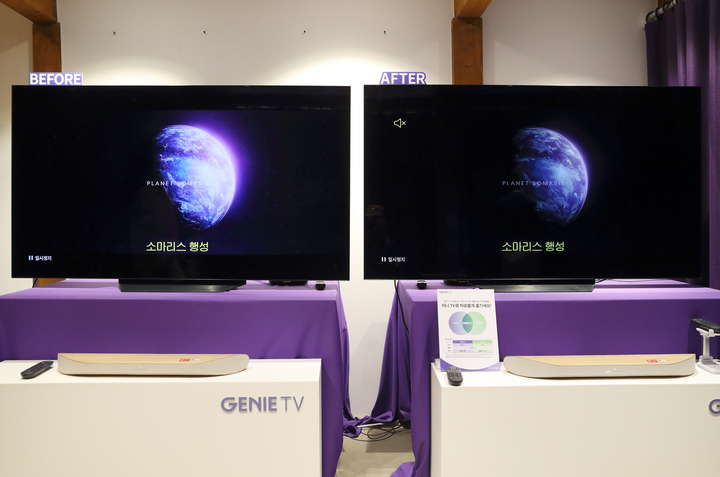 [서울=뉴시스] 23일 서울 종로구 리수갤러리에서 열린 KT 지니TV 올인원 사운드바 설명회에서 돌비 비전이 적용된 영상과 UHD 화질 영상을 비교하는 모습. (사진=KT 제공) *재판매 및 DB 금지