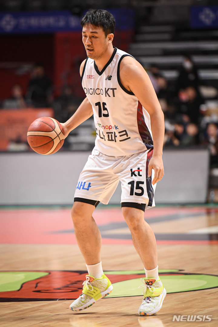 [서울=뉴시스]프로농구 1981년생 최고령 김동욱 은퇴 (사진 = KBL 제공)