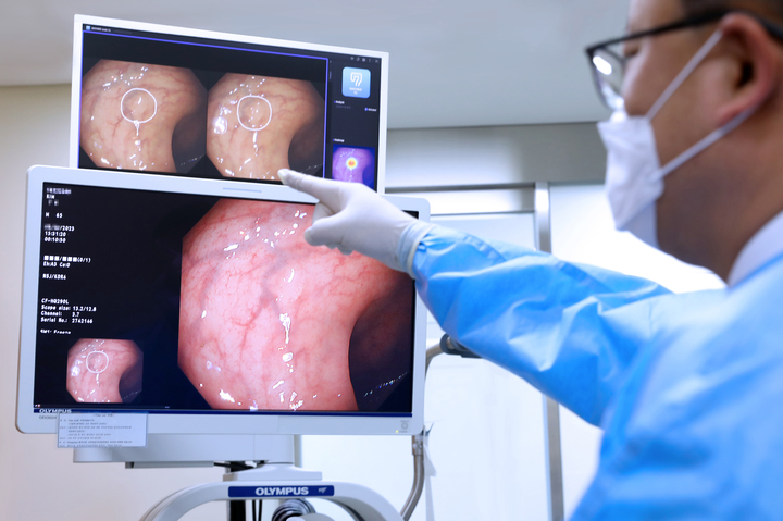 [서울=뉴시스] 식품의약품안전처는 작년 한 해 인공지능(AI)·빅데이터 등 첨단 기술을 적용한 총 45개 제품이 혁신의료기기로 지정된 것으로 나타났다고 29일 밝혔다. 사진은 강릉아산병원에 도입된 AI 기반 소화기 내시경 의료 영상분석 시스템을 활용하는 의료진. (사진=강릉아산병원 제공) 2026.01.29. photo@newsis.com *재판매 및 DB 금지
