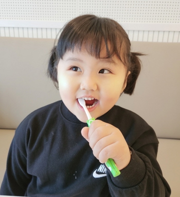 [완주=뉴시스] 강명수 기자 =전북 완주군은 제78회 구강보건의 날을 맞아 미취학아동을 대상으로 칫솔질 사진을 공모한다고 24일 밝혔다. (사진 =완주군 제공) 2023.05.24. photo@newsis.com *재판매 및 DB 금지