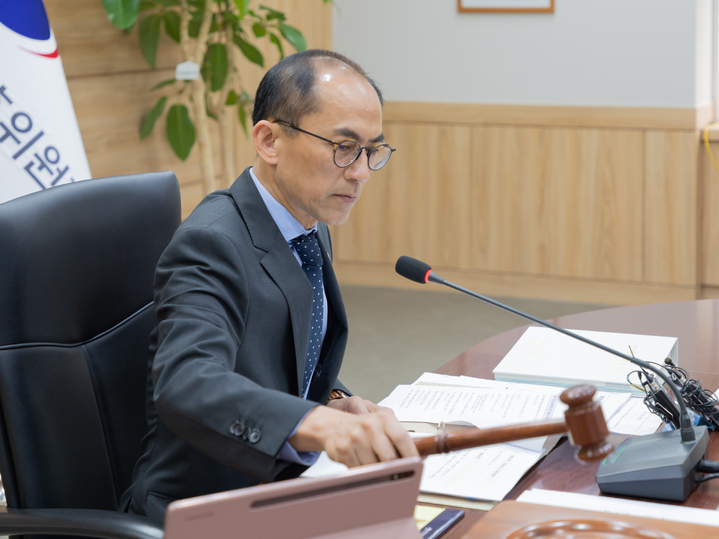 고학수 개인정보보호위원회 위원장이 5월 24일 오전 서울 종로구 정부서울청사에서 제9회 개인정보보호위원회 전체회의 개회를 알리며 의사봉을 두드리고 있다.(사진=개인정보위 제공) *재판매 및 DB 금지