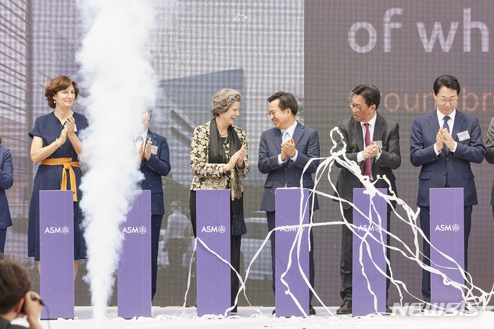 [수원=뉴시스] 박상욱 기자 = 24일 오전 경기 화성 에이에스엠케이에서 열린 네덜란드 ASM 기공식 행사에서 김동연 경기도지사, 벤자민 로 ASM CEO, 폴린 반데메르 모어 ASM 의사회 의장, 김용길 에이에스엠 코리아 회장, 김완기 산업통상자원부 무역투자실장, 요아나 도너바르트 주한네덜란드 대사, 정명근 화성시장 등이 기공식 버튼 세레모니를 하고 있다. (사진=경기도 제공) 2023.05.24. photo@newsis.com