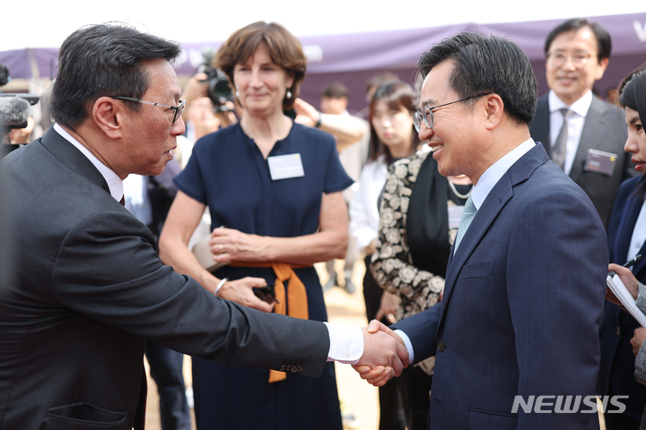 [수원=뉴시스] 박상욱 기자 = 24일 오전 경기 화성 에이에스엠케이에서 열린 네덜란드 ASM 기공식 행사에서 김동연 경기도지사와 벤자민 로 ASM CEO가 인사를 하고 있다. (사진=경기도 제공) 2023.05.24. photo@newsis.com
