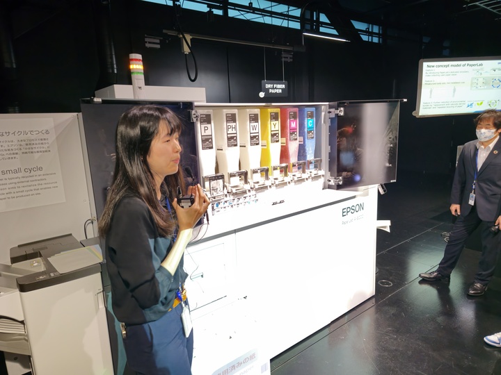 [나가노=뉴시스]지난 24일 일본 나가노현 시오지리시 소재 히로오카 사무소에서 엡손 관계자가 종이재생장치 '페이퍼랩(A-8000Z)'을 시연하고 있다. photo@nesis.com&nbsp; *재판매 및 DB 금지