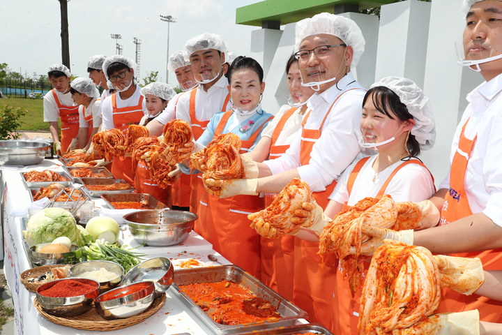[세종=뉴시스] 정현출 한국농수산대학교 총장과 학생, 교직원들이 계절 김치를 직접 만들어 복지시설에 전달했다. (사진=한농대 제공) *재판매 및 DB 금지