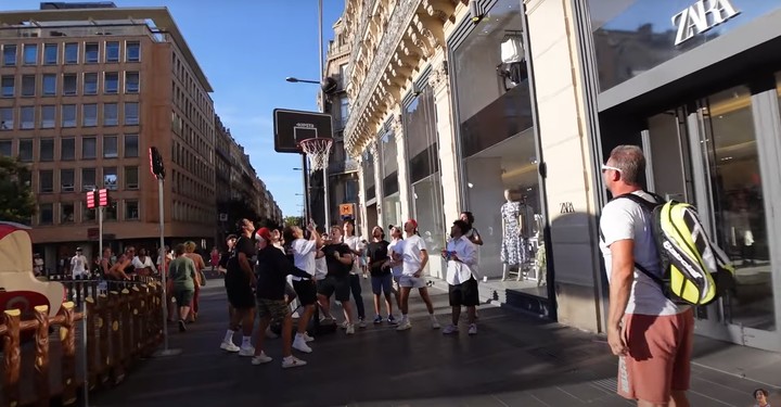 [서울=뉴시스]유튜브 채널 'Tuvok12'는 지난 9일 'RATING STRANGERS AT BASKETBALL'이라는 제목의 영상을 게재했다. (사진=Tuvok12 유튜브 채널 영상 캡처) 2023.05.24. photo@newsis.com *재판매 및 DB 금지
