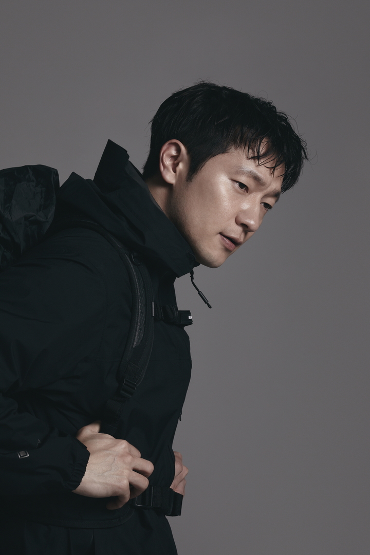 블랙야크 손석구 우중 산행 화보 사진(사진=블랙야크 제공) *재판매 및 DB 금지