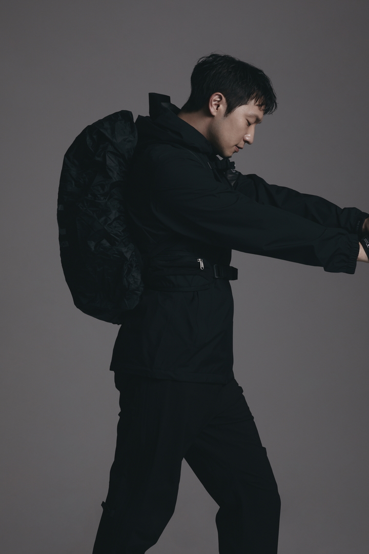 블랙야크 손석구 우중 산행 화보(사진=블랙야크 제공) *재판매 및 DB 금지
