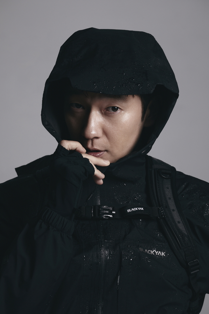 블랙야크 손석구 우중 산행 화보(사진=블랙야크 제공) *재판매 및 DB 금지