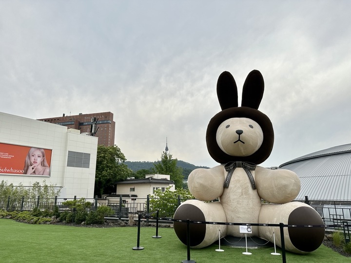 [서울=뉴시스]  이혜원 기자 = 서울 중구 신라면세점 서울점 지하1층 '카페 라'와 연결된 야외공간. 2023.05.24. *재판매 및 DB 금지