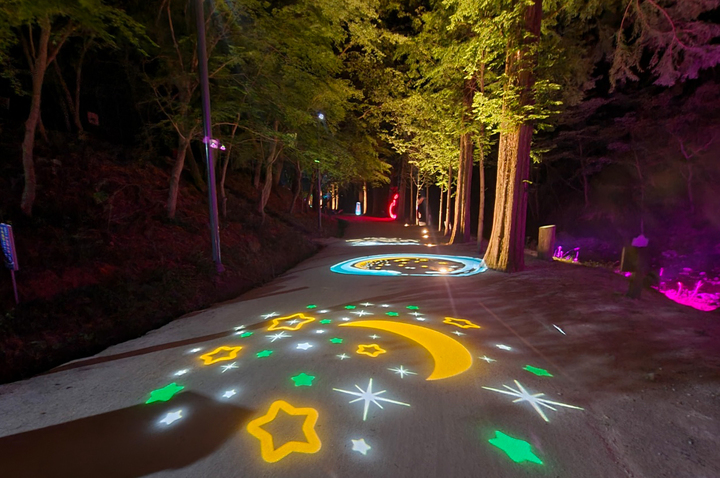 순창군이 강천산군립공원의 체류형 관광객 유치를 위해 야간관광 콘텐츠를 운영하는 야간무료 개장을 결정했다. 화려한 야간조명이 산책로를 따라 펼쳐져 있다. *재판매 및 DB 금지