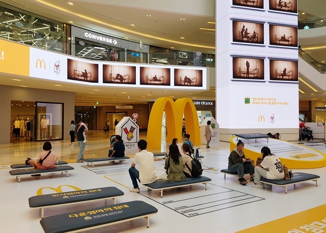 [고양=뉴시스] 주동일 기자 = 한국맥도날드와 한국RMHC가 24일 경기도 고양시 '스타필드 고양' 로비에서 진행한 '0.3평 엄마의 침대' 캠페인. 2023.05.24 *재판매 및 DB 금지