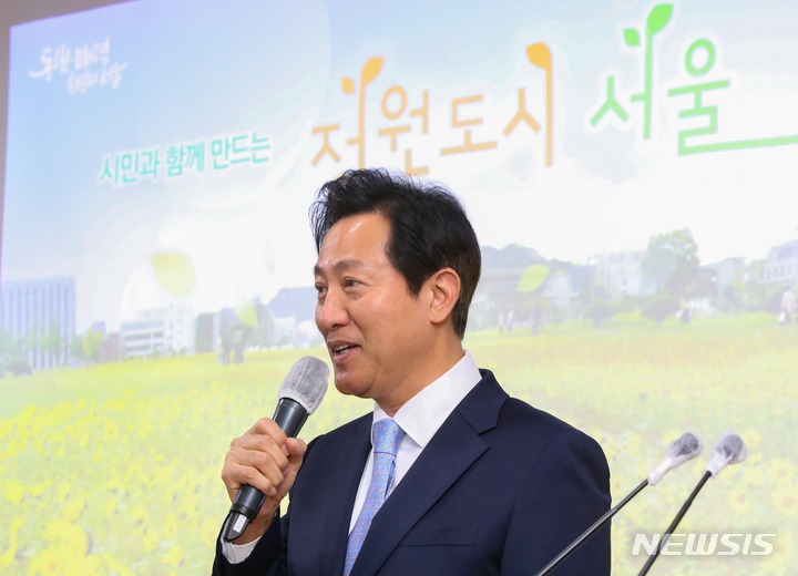 [서울=뉴시스] 황준선 기자 = 오세훈 서울시장이 24일 오전 서울 중구 서울시청 브리핑룸에서 정원도시 서울 추진계획을 발표하고 있다.&nbsp; 2023.05.24. hwang@newsis.com
