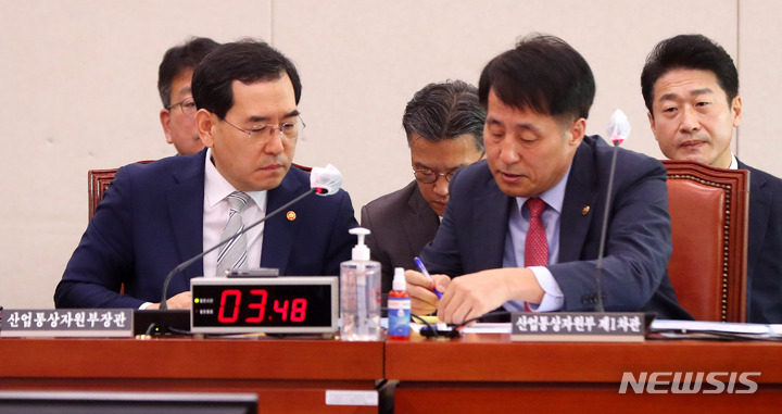 [서울=뉴시스] 추상철 기자 = 이창양 산업통상자원부 장관이 24일 오전 서울 여의도 국회에서 열린 산업통상자원중소벤처기업위원회 전체회의에서 장영진 차관과 대화하고 있다. 2023.05.24. scchoo@newsis.com