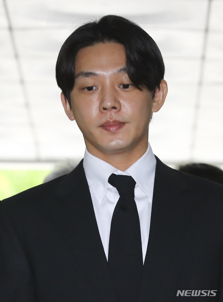 [서울=뉴시스] 최진석 기자 = 프로포폴과 코카인 등 마약류 투약 혐의를 받고 있는 배우 유아인이 24일 서울 서초구 서울중앙지법에서 열린 구속 전 피의자 심문(영장실질심사)에 출석하고 있다. 2023.05.24. myjs@newsis.com