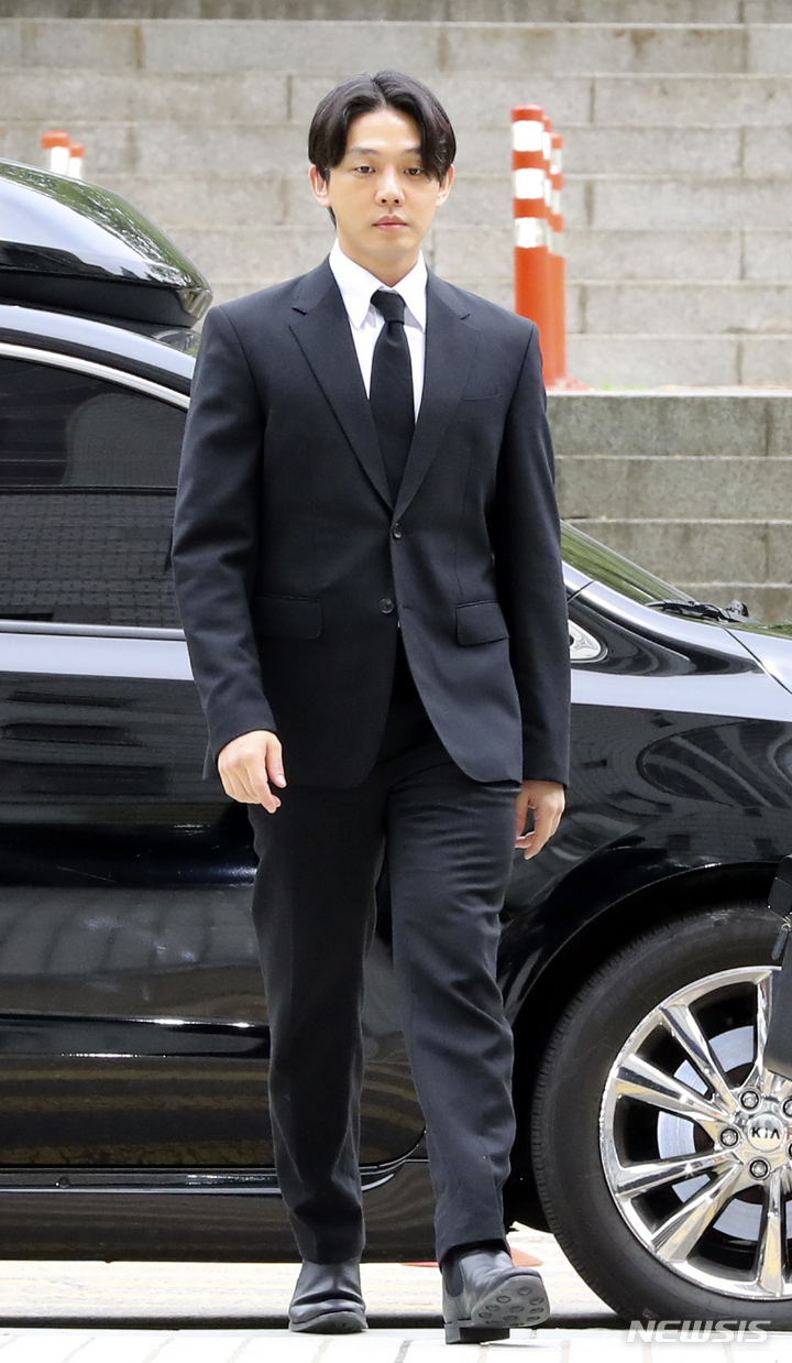 [서울=뉴시스] 최진석 기자 = 프로포폴과 코카인 등 마약류 투약 혐의를 받고 있는 배우 유아인이 24일 서울 서초구 서울중앙지법에서 열린 구속 전 피의자 심문(영장실질심사)에 출석하고 있다. 2023.05.24. myjs@newsis.com