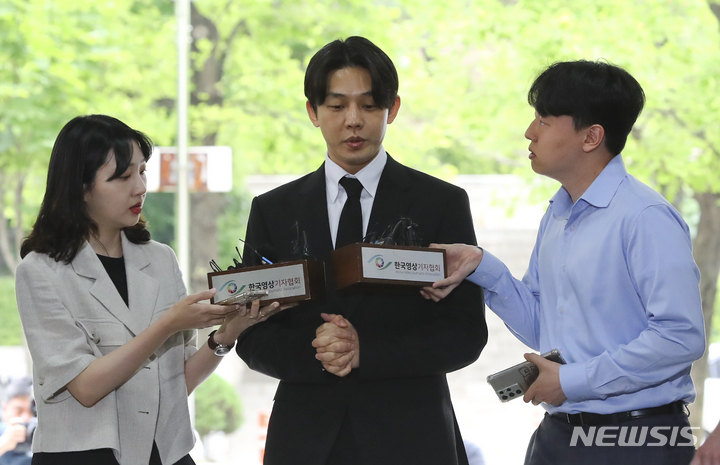 [서울=뉴시스] 최진석 기자 = 프로포폴과 코카인 등 마약류 투약 혐의를 받고 있는 배우 유아인이 24일 서울 서초구 서울중앙지법에서 열린 구속 전 피의자 심문(영장실질심사)에 출석하며 기자들의 질문에 답하고 있다.2023.05.24. myjs@newsis.com