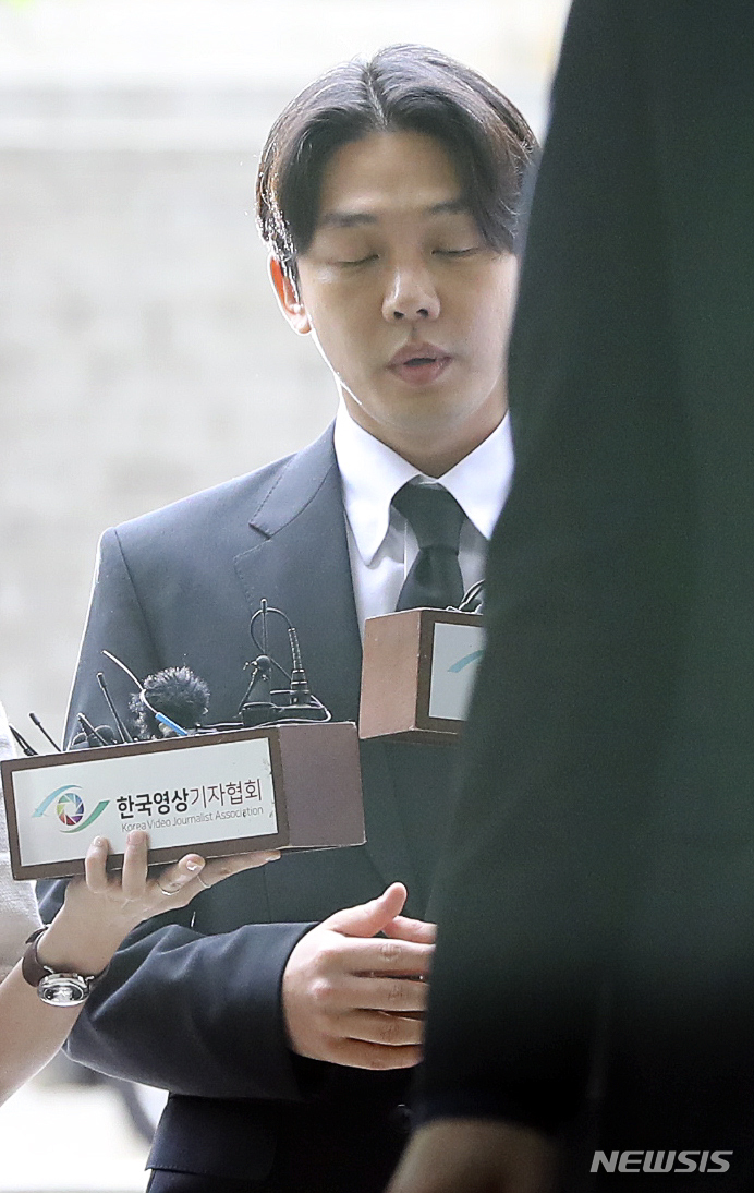 [서울=뉴시스] 최진석 기자 = 프로포폴과 코카인 등 마약류 투약 혐의를 받고 있는 배우 유아인이 24일 서울 서초구 서울중앙지법에서 열린 구속 전 피의자 심문(영장실질심사)에 출석하며 눈을 감고 있다. 2023.05.24. myjs@newsis.com