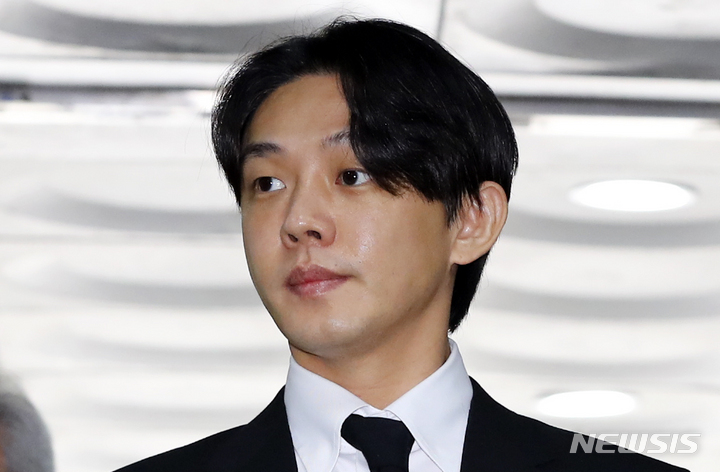 [서울=뉴시스] 최진석 기자 = 프로포폴과 코카인 등 마약류 투약 혐의를 받고 있는 배우 유아인이 24일 서울 서초구 서울중앙지법에서 열린 구속 전 피의자 심문(영장실질심사)에 출석하고 있다. 2023.05.24. myjs@newsis.com