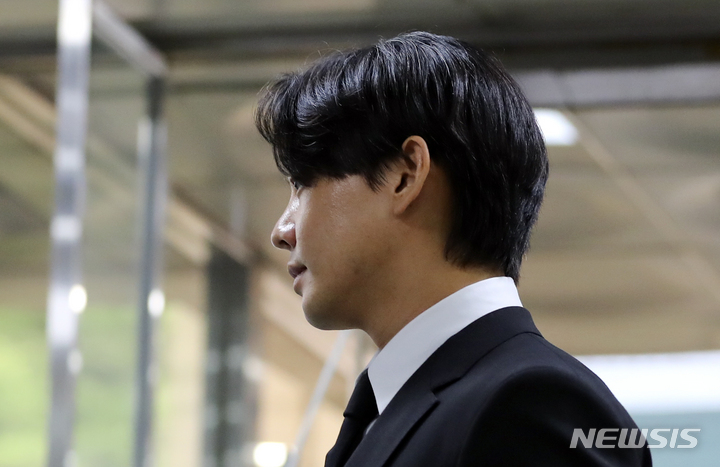 [서울=뉴시스] 최진석 기자 = 프로포폴과 코카인 등 마약류 투약 혐의를 받고 있는 배우 유아인이 24일 서울 서초구 서울중앙지법에서 열린 구속 전 피의자 심문(영장실질심사)에 출석하고 있다.2023.05.24. myjs@newsis.com