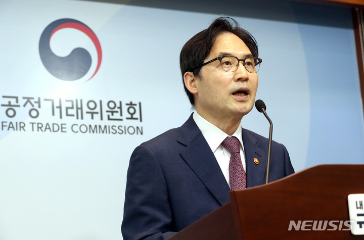 [세종=뉴시스] 강종민 기자 = 한기정 공정거래위원장이 24일 세종시 정부세종청사에서 SK텔레콤과 KT, LG유플러스 등 이동통신 3사가 5G 서비스 속도를 거짓과장 광고한 행위와 자사의 5G 서비스 속도가 가장 빠르다고 부당하게 비교광고한 행위에 대해 시정명령과 공표명령, 과징금을 부과하기로 결정했다고 밝히고 있다. 2023.05.24. ppkjm@newsis.com