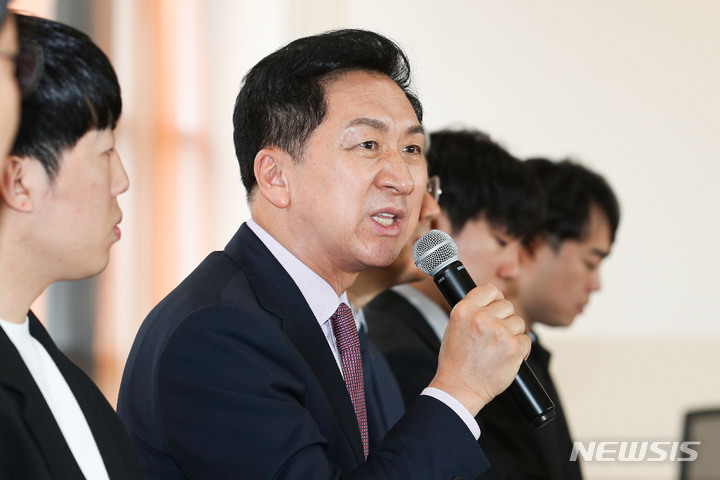 [서울=뉴시스] 권창회 기자 = 김기현 국민의힘 대표가 지난 24일 오전 서울 동작구 숭실대학교에서 열린 국민의힘 청년정책네트워크 숭실대학교 현장 정책 간담회에서 인사말을 하고 있다. 2023.05.24. kch0523@newsis.com
