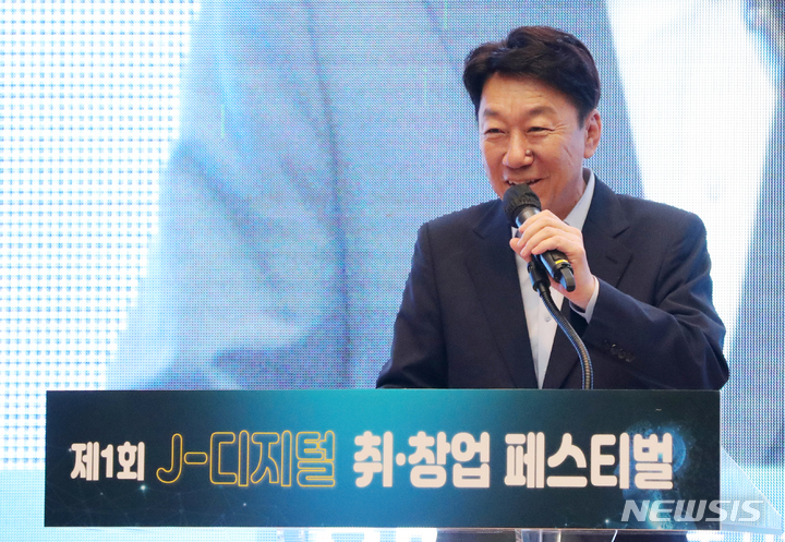 [전주=뉴시스] 김얼 기자 = 우범기 전주시장이 24일 전북 전주시 전북대학교 진수당에서 열린 제1회 J-디지털 취·창업 페스티벌에 참석해 축사하고 있다. 2023.05.24. pmkeul@nwsis.com