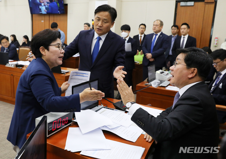 [서울=뉴시스] 고범준 기자 = 임이자 환경노동위원회 국민의힘 간사가 24일 오전 서울 여의도 국회에서 열린 환경노동위원회 전체회의에서 노란봉투법(노동조합 및 노동관계조정법 2·3조 개정안)의 본회의 직회부 요구건과 관련해 전해철 환경노동위원회 위원장에게 항의를 하고 있다. 2023.05.24. bjko@newsis.com