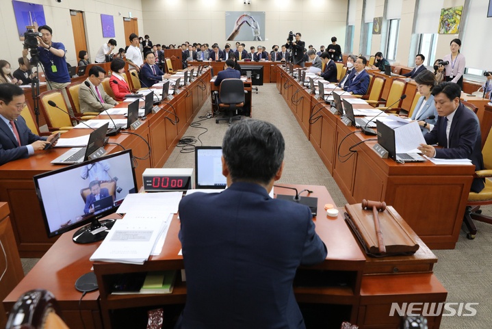 [서울=뉴시스] 장제원 신임 국회 과학기술정보방송통신위원회 위원장이 방송법 개정안 권한쟁의심판 피청구인 변호사를 해임했다. 더불어민주당은 장 신임 위원장이 본인의 위치를 깨달아야 한다고 비판했다. 사진은 지난 5월 서울 여의도 국회에서 열린 과학기술정보방송통신위원회 전체회의. (사진=뉴시스DB) photo@newsis.com 
