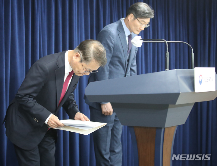 [서울=뉴시스] 김명원 기자 = 이정식 고용노동부 장관이 24일 서울 종로구 정부서울청사에서 노동조합 및 노동관계조정법 개정안 관련 브리핑을 마친후 인사하고 있다. 이날 이정식 장관은 국회 환경노동위원회에서 일명 '노란봉투법'인 노동조합법 제2·3조 개정 법률안에 대한 본회의에 부의 요구안 의결에 대해 소수의 기득권만을 강화하여 다수 미조직 근로자와의 격차를 오히려 확대하는 결과를 초래하게 될 것 이라며, 다시한번 입법에 대하여 재고해 줄 것을 절박한 심정을 담아 간곡히 요청한다고 밝혔다. 2023.05.24. kmx1105@newsis.com