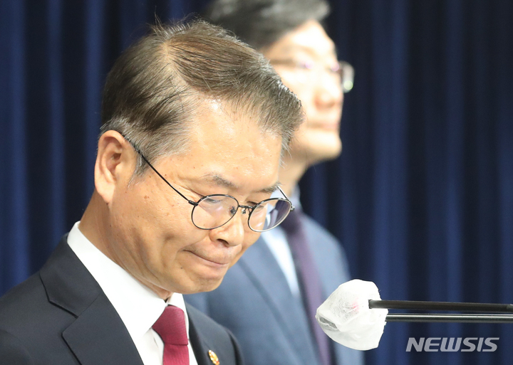 [서울=뉴시스] 김명원 기자 = 이정식 고용노동부 장관이 24일 서울 종로구 정부서울청사에서 노동조합 및 노동관계조정법 개정안 관련 브리핑을 하고 있다. 이날 이정식 장관은 국회 환경노동위원회에서 일명 '노란봉투법'인 노동조합법 제2·3조 개정 법률안에 대한 본회의에 부의 요구안 의결에 대해 소수의 기득권만을 강화하여 다수 미조직 근로자와의 격차를 오히려 확대하는 결과를 초래하게 될 것 이라며, 다시한번 입법에 대하여 재고해 줄 것을 절박한 심정을 담아 간곡히 요청한다고 밝혔다. 2023.05.24. kmx1105@newsis.com