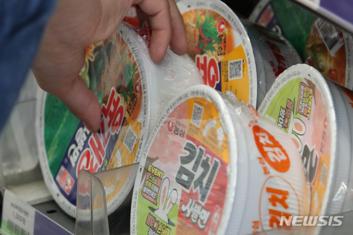 [서울=뉴시스] 권창회 기자 = 서울 시내 편의점에 진열된 컵라면. 2023.05.24. kch0523@newsis.com