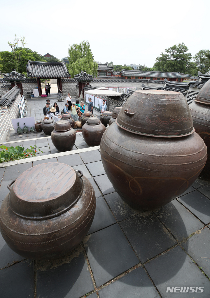 [서울=뉴시스] 김진아 기자 = 24일 서울 경복궁을 찾은 관람객들이 경복궁 장고를 살펴보고 있다. 문화재청 궁능유적본부 경복궁관리소는 이날부터 6월6일까지 2주간 경복궁 장고를 관람객에게 개방한다. 2023.05.24. bluesoda@newsis.com