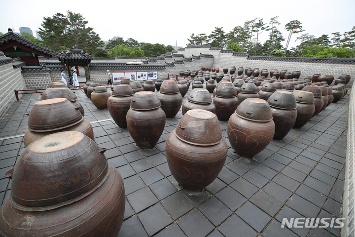 [서울=뉴시스] 김진아 기자 = 24일 서울 경복궁을 찾은 관람객들이 경복궁 장고를 살펴보고 있다. 문화재청 궁능유적본부 경복궁관리소는 이날부터 6월6일까지 2주간 경복궁 장고를 관람객에게 개방한다. 2023.05.24. bluesoda@newsis.com