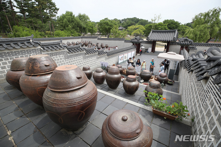 [서울=뉴시스] 김진아 기자 = 24일 서울 경복궁을 찾은 관람객들이 경복궁 장고를 살펴보고 있다. 문화재청 궁능유적본부 경복궁관리소는 이날부터 6월6일까지 2주간 경복궁 장고를 관람객에게 개방한다. 2023.05.24. bluesoda@newsis.com