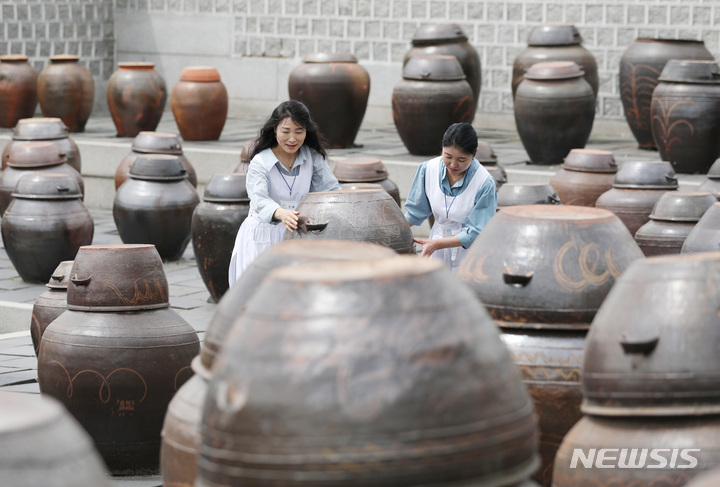 [서울=뉴시스] 김진아 기자 = 24일 서울 경복궁에서 관계자들이 경복궁 장고를 살펴보고 있다. 문화재청 궁능유적본부 경복궁관리소는 이날부터 6월6일까지 2주간 경복궁 장고를 관람객에게 개방한다. 2023.05.24. bluesoda@newsis.com