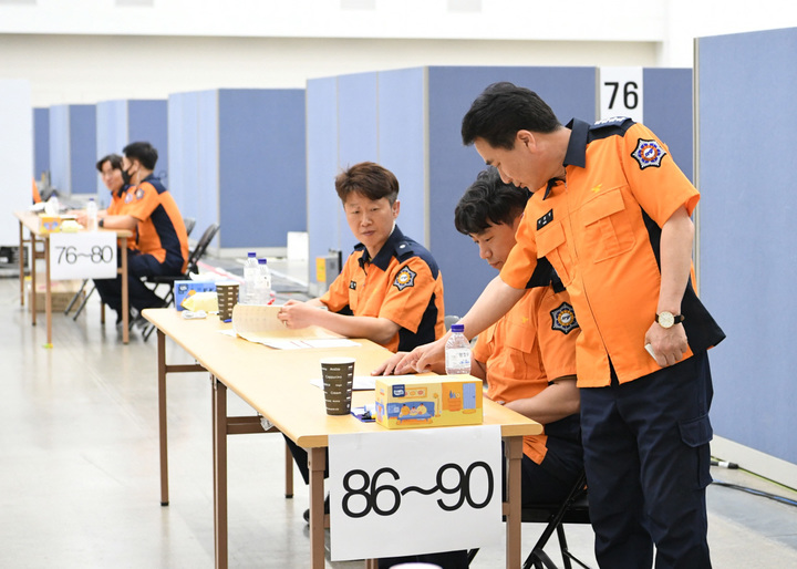 [서울=뉴시스] 조수정 기자 = 남화영 소방청장이 지난해 5월24일 오후 대구 북구 엑스코 동관에서 열리고 있는 2023 소방공무원 채용 면접시험장 현장 운영 및 응시자 안전 점검을 실시하고 있다. (사진=소방청 제공) 2023.05.24. photo@newsis.com *재판매 및 DB 금지