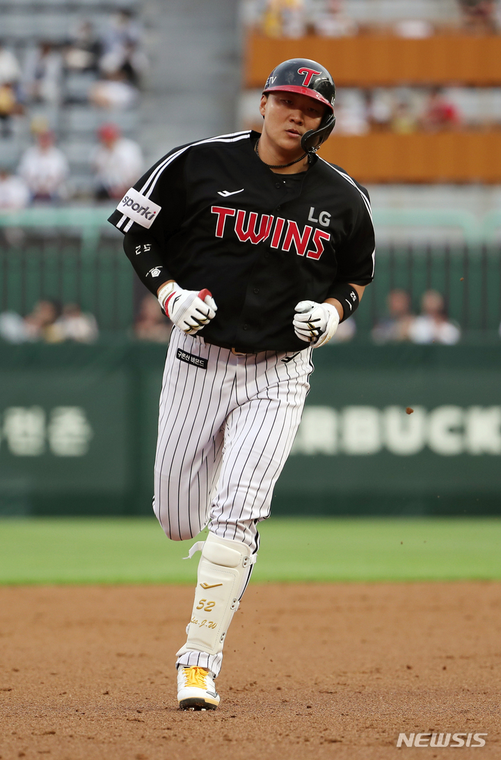 [인천=뉴시스] 고승민 기자 = 24일 인천 SSG랜더스필드에서 열린 2023 KBO 리그 LG 트윈스 대 SSG 랜더스 경기, LG 공격 2회초 2사 1루 상황 8번타자 이재원이 2점 홈런을 치고 홈으로 향하고 있다. 2023.05.24. kkssmm99@newsis.com
