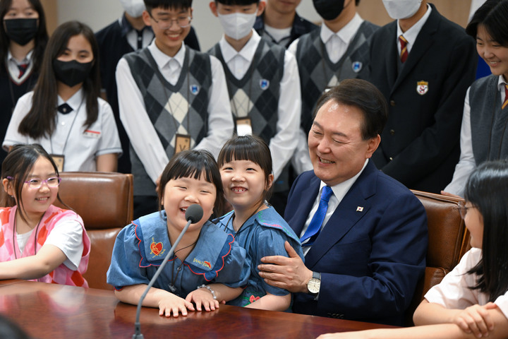 [서울=뉴시스] 윤석열 대통령이 24일 서울 용산 대통령실 청사에서 누리호 3차 발사를 함께 시청하기로 했던 초중고생 50여 명과 회담장에서 대화하고 있다. 누리호 3차 발사는 통신 문제로 연기됐다. (사진=대통령실 제공) 2023.05.24. photo@newsis.com *재판매 및 DB 금지