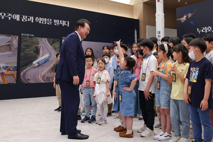 [서울=뉴시스] 윤석열 대통령이 24일 서울 용산 대통령실 청사에서 누리호 3차 발사를 함께 시청하기로 했던 초중고생 50여 명과 대화하고 있다. 누리호 3차 발사는 통신 문제로 연기됐다. (사진=대통령실 제공) 2023.05.24. photo@newsis.com *재판매 및 DB 금지