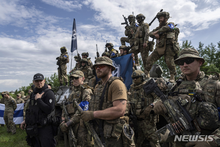 [수미=AP/뉴시스] 지난달 러시아 본토로 진입해 이틀 동안 작전을 펼친 우크라이나의 러시아 의용군 의 활동 등 우크라이나의 하이브리드 전쟁이 러시아 흔들기에 효과를 내고 있다. 사진은 지난달 24일 우크라이나 동북부 수미주 러시아와의 국경 부근에서 기자 회견하는 의용군들. 2023.06.05.