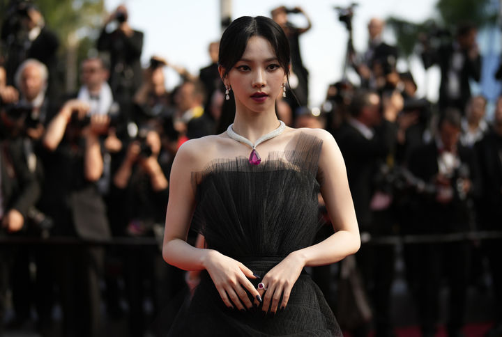 [서울=AP/뉴시스] 카카오엔터 산하 바람픽쳐스가 제작에 참여한 넷플릭스 시리즈 '도적: 칼의 소리' OST '새드 왈츠(SAD WALTZ)' 가창한 에스파 카리나