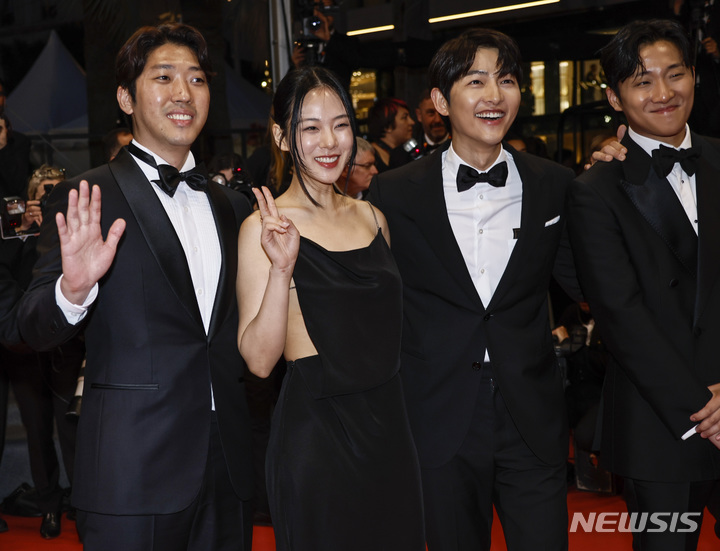 칸에 간 송중기 "내 확신 맞았다…이 영화 하길 잘해"