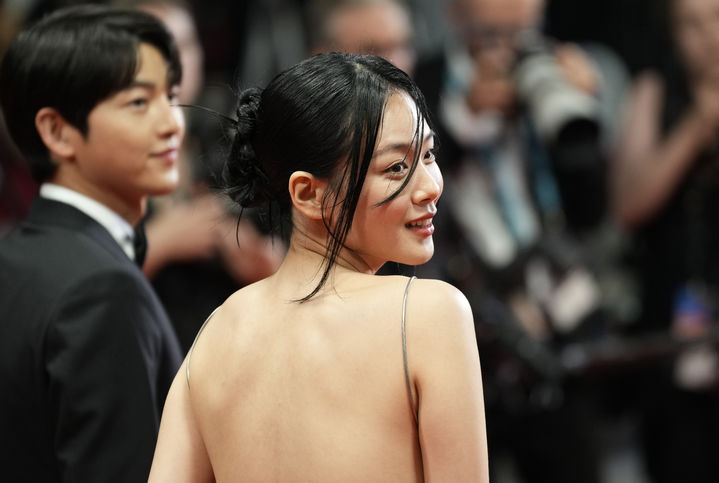 [서울=AP/뉴시스] 영화 '화란'으로 송중기와 함께 '제 76회 칸 영화제' 레드카펫을 밟고 있는 비비(김형서)