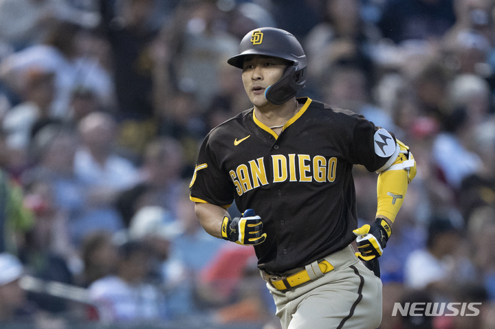 [워싱턴=AP/뉴시스] 샌디에이고 파드리스의 김하성이 24일(현지시각) 미 워싱턴DC의 내셔널스파크에서 열린 2023 메이저리그 워싱턴 내셔널스와의 경기 5회 초 1점 홈런(시즌 5호)을 친 후 베이스를 돌고 있다. 김하성은 3타수 1안타 1타점 1득점으로 MLB 통산 100득점을 기록했고 팀은 3-5로 패했다. 2023.05.25.
